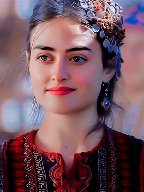 esra bilgiç age|Esra Bilgiç Age, Height, Weight, Wiki, Biography, Family, And More